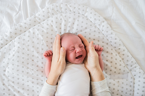 Essenza di eternità: Un neonato di 2 mesi può piangere per noia. Oltre al  cibo e al sonno ha bisogno anche di giocare