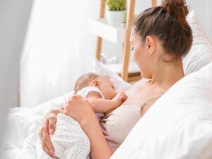 Quanto deve durare la poppata? Una mamma allatta il suo neonato