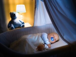 Addormentamento autonomo: un bambino dorme nel suo lettino