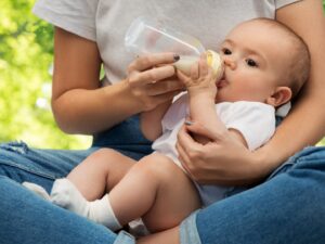 Allattamento con aggiunta: un bambino si nutre di latte in formula