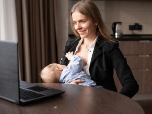 Allattamento e lavoro: una mamma allatta il suo piccolo mentre lavora