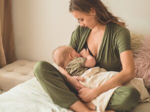 Allattamento in gravidanza: una mamma allatta il bambino già nato