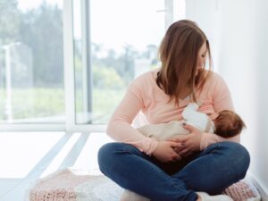 Capoparto e allattamento: una mamma allatta il proprio bambino