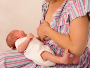 Ingorgo mammario: una mamma allatta il suo neonato