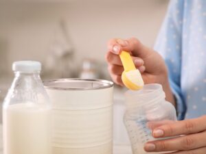 Latte in formula: una mamma intenta nella preparazione