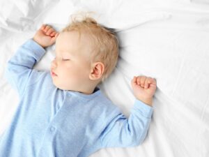 Regressione del sonno: un bambino dorme sul letto