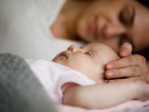 Rituali della nanna una bambina dorme con la sua mamma
