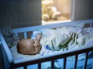 Sonno del neonato: un neonato dorme nel suo lettino