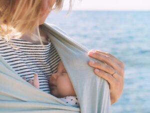 Babywearing _ Una mamma con il suo bambino al petto