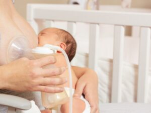 Il tiralatte _ Una mamma usa il tiralatte per il suo bambino