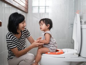 Le feci: un bambino è seduto sul gabinetto