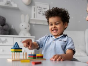 Giochi per bambini: un bambino gioca e si diverte nella sua cameretta