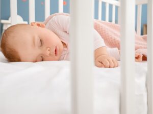 Il sonno di un bambino: un piccolo dorme da solo nel proprio lettino