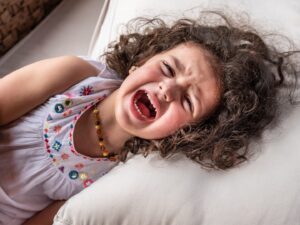 Il sonno e i capricci per andare a letto: una bambina piange e si lamenta