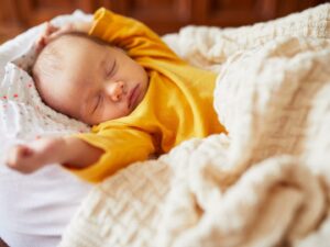 Il sonno di un bambino che dorme avvolto tra le lenzuola