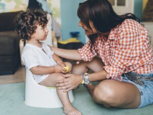 Spannolinamento: una mamma aiuta il suo bambino sul vasino