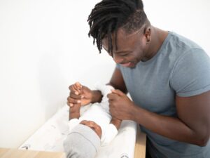 Il sonno del bambino: un piccolo con il suo papà che gli sorride e gli tiene le mani