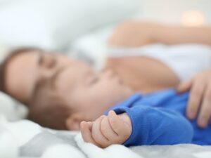 Ansia e sonno: un bambino riposa sul letto accanto alla propria mamma