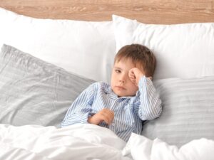 I disturbi del sonno dei bambini: un piccolo non riesce a dormire e si stropiccia gli occhi