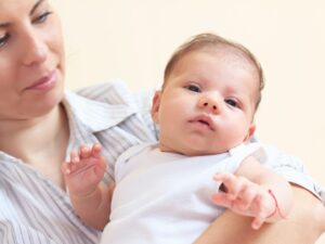 Il sonno: un bambino viene tenuto in braccio dalla sua mamma