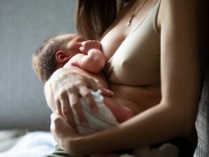 allattamento: una mamma fa la suzione al proprio piccolo