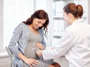 gravidanza: una donna incinta viene visitata in ospedale