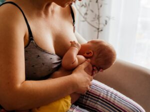 poppate di latte: una mamma allatta al seno il proprio bambino