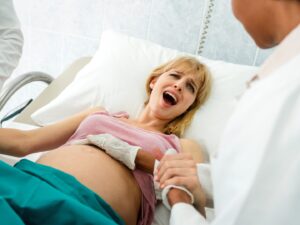 Induzione nel parto: una mamma viene assistita mentre partorisce