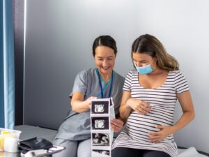 L'ostetrica: questa figura assiste una mamma incinta e le mostra delle foto delle sue ecografie