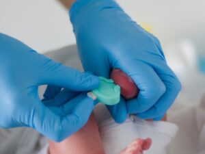 test di Guthrie: un neonato viene sottoposto a questo controllo.